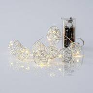 ΣΕΙΡΑ, 10 MINI LED, ΜΕ ΜΕΤΑΛΛΙΚΕΣ ΜΠΑΛΕΣ 3cm, ΜΠΑΤΑΡΙΑΣ 2xAA, ΑΣΗΜΙ ΧΑΛΚΙΝΟ ΚΑΛΩΔΙΟ, ΘΕΡΜΟ ΛΕΥΚΟ LED, ANA 10cm, ΠΡΟΕΚΤΑΣΗ ΠΑΡΟΧΗΣ 50cm, IP20